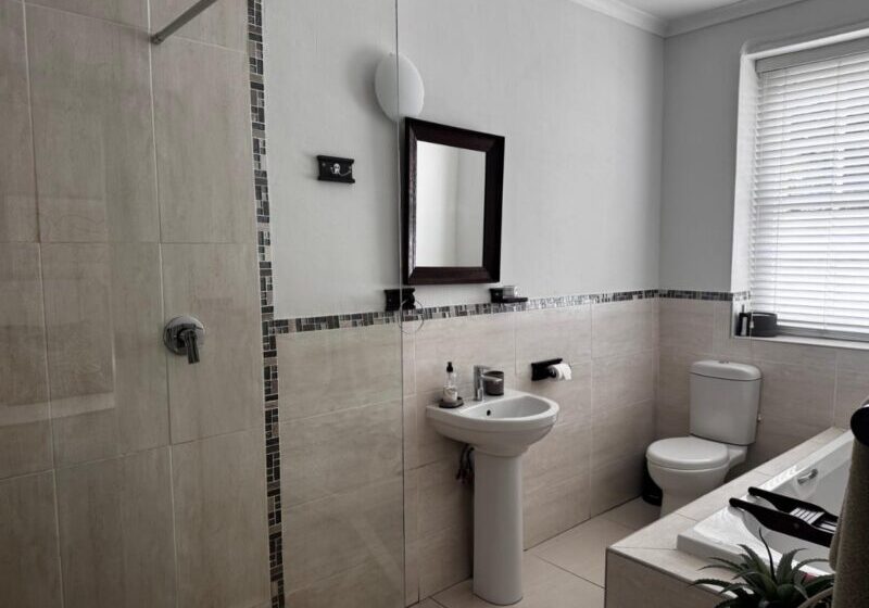queen-bath-and-shower-20270827 (2)